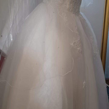 Vestido de novia bordado con perlas